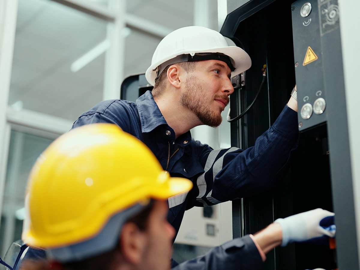 Tekniker ved installation og service af centralt ATEX-anl&aelig;g