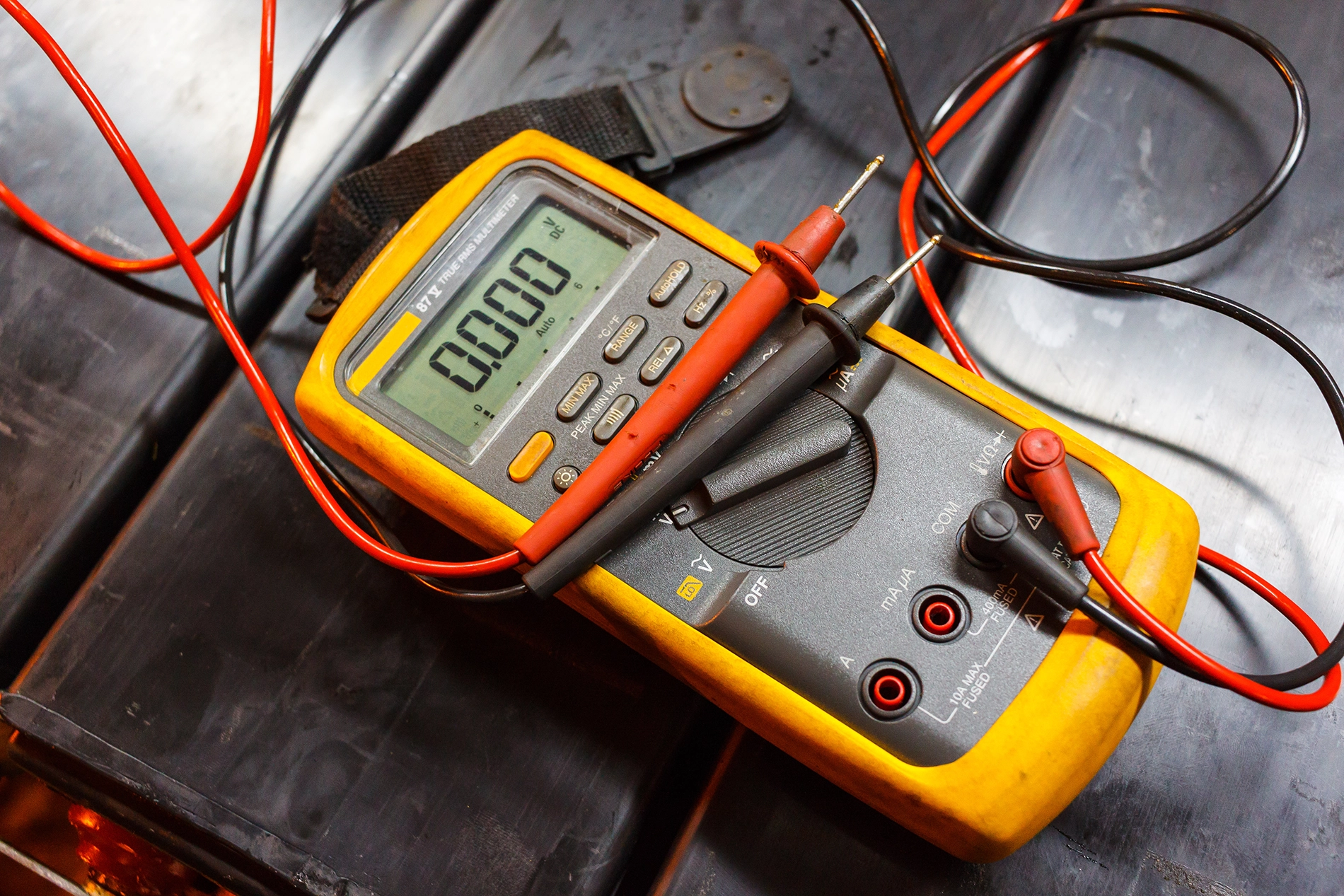Multimeter m&aring;ler modstand p&aring; ATEX-st&oslash;vsugerslange