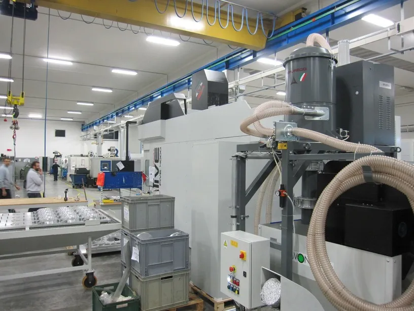 HF stationært centralanlæg installeret ved en CNC-maskine