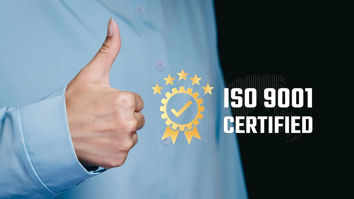 Person der viser tommel op ved siden af et ISO 9001 Certified-mærke