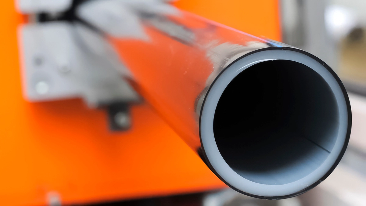 Tærsnit af industriel slangeende der viser den glatte indvendige f&oslash;r-flade