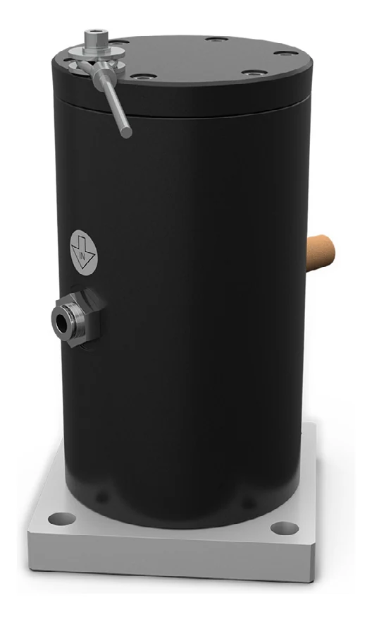 D&aelig;mpet stempelvibrator i den flangemonterede udf&oslash;relse, set skr&aring;t forfra: en mat sort cylinder med sort d&aelig;ksel foroven, en messingfarvet lydd&aelig;mper og en lufttilslutning i st&aring;l p&aring; siden, en firkantet aluminiumflange med fire huller forneden, og &oslash;verst en gevindtap med en tynd stang.