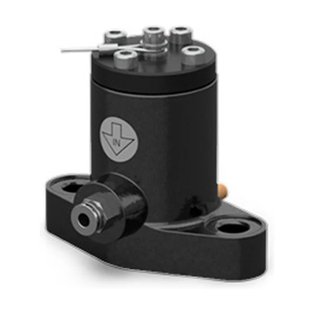Stempelvibrator i en af de to mindste udf&oslash;relser, set skr&aring;t forfra: en mat sort cylinder med et pr&aelig;get m&aelig;rke p&aring; siden, en toarmet sort fod med &eacute;t hul i hver arm, en lufttilslutning med lynkobling forrest, og &oslash;verst et sort d&aelig;ksel med en krans af blanke skruer og en tynd stang p&aring; tv&aelig;rs.