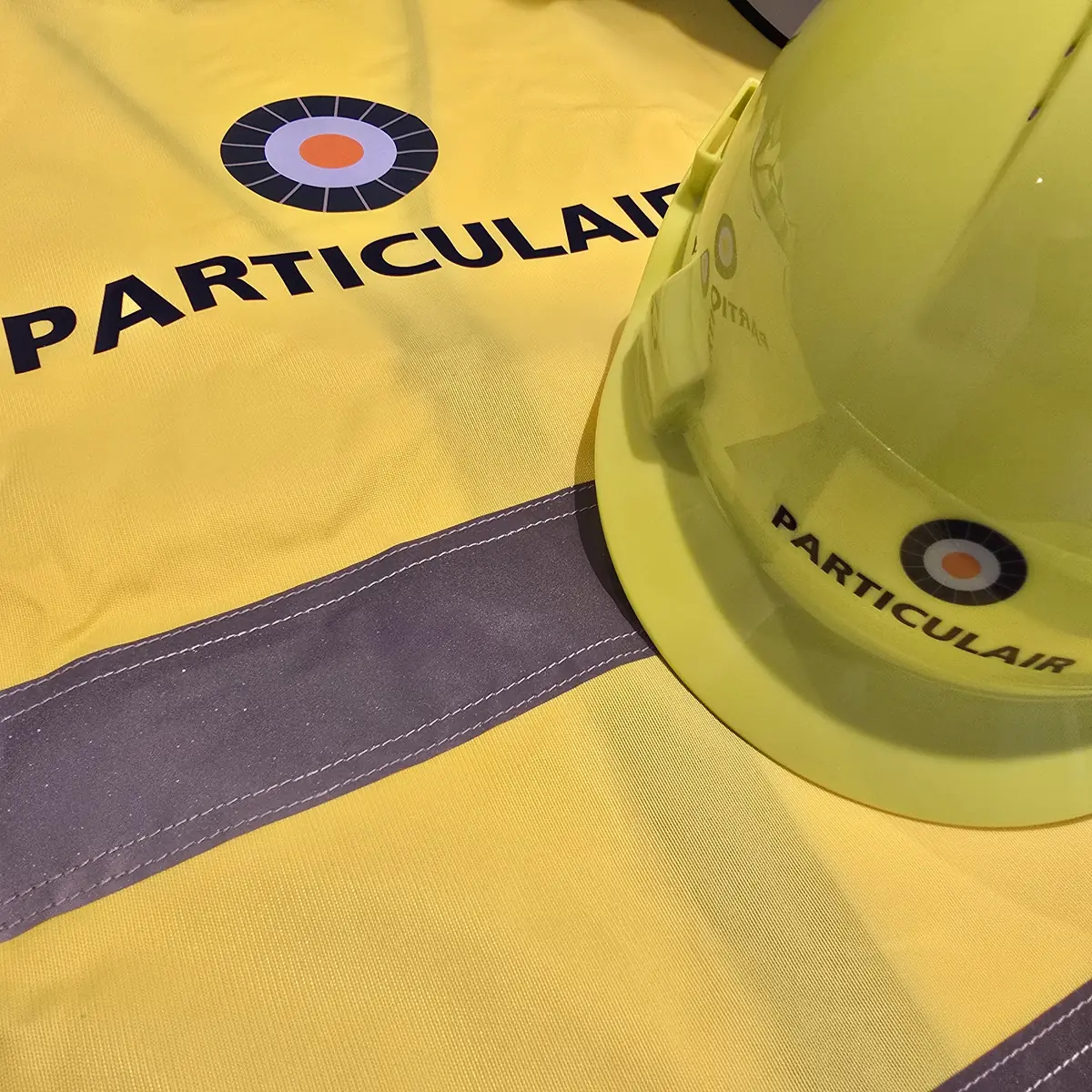 Particulair-sikkerhedshjelm og refleksvest med logo