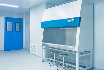 Lyst ISO-cleanroom med laminaerstr&oslash;ms-kabinet og blå d&oslash;re