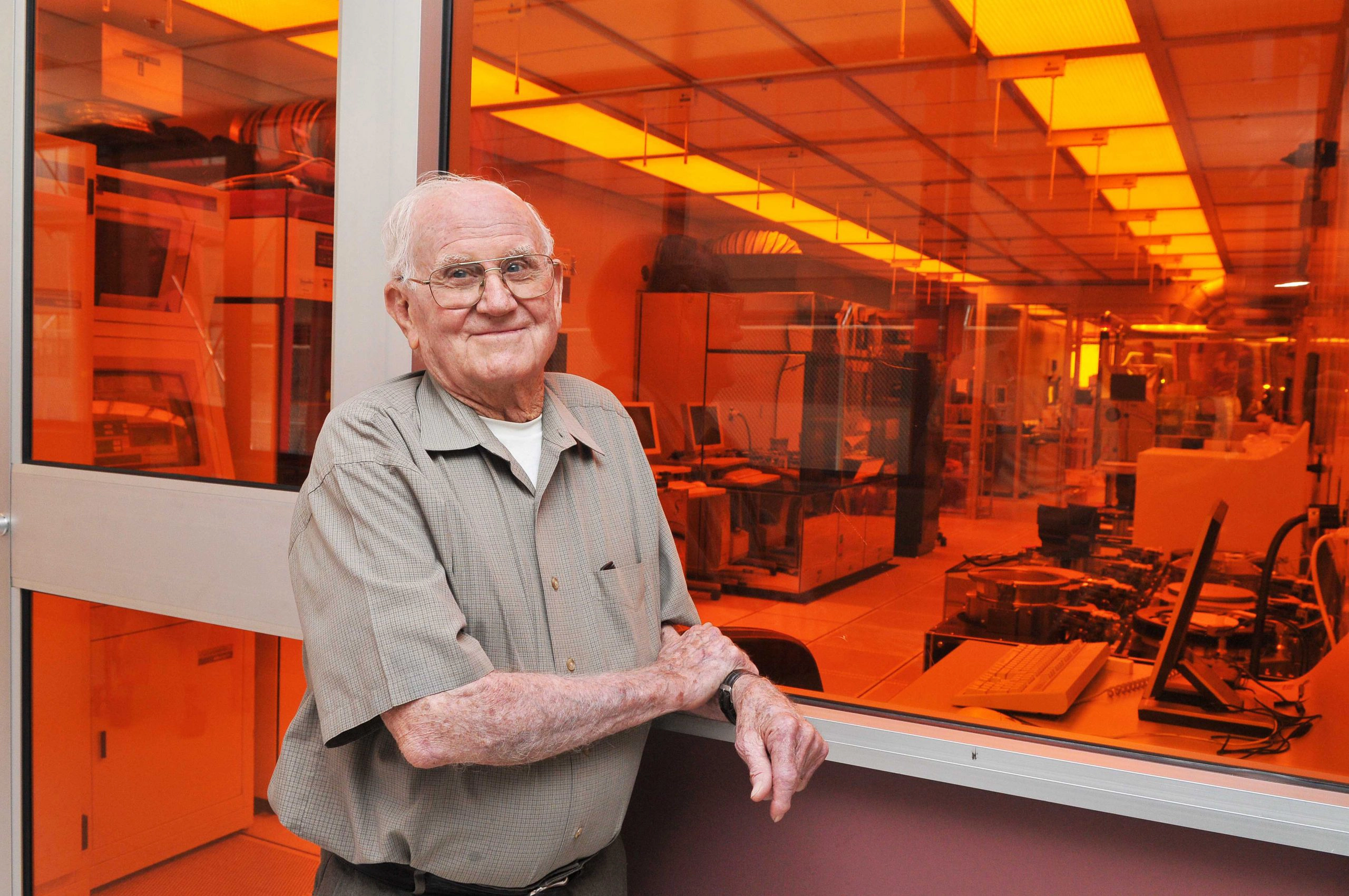 Willis Whitfield foran sit renrum ved Sandia National Laboratories &mdash; grundl&aelig;ggeren af det moderne laminar-airflow cleanroom