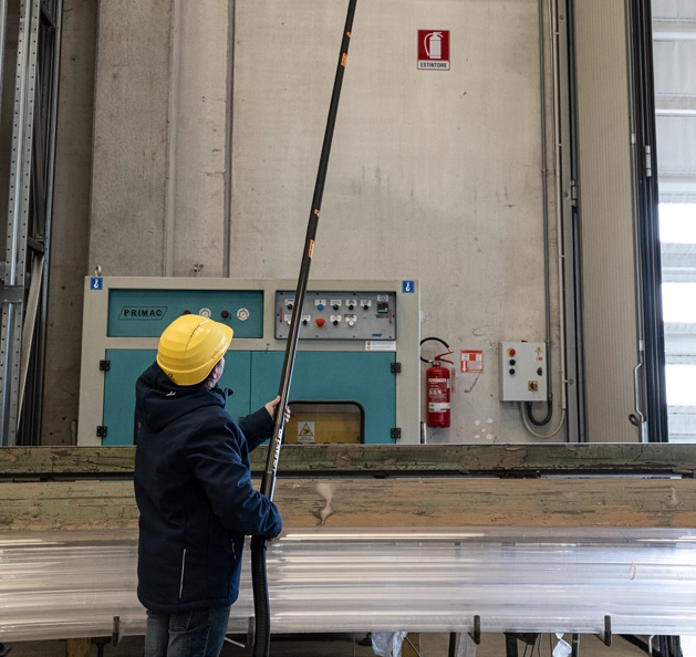Operat&oslash;r med gul hjelm anvender CleanUp teleskopsystem i industrihal &ndash; viser r&aelig;kkevidde op mod h&oslash;jt maskinel